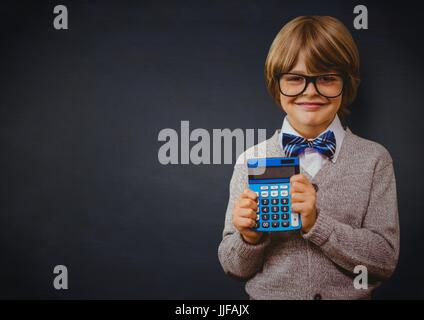 Composito Digitale del Ragazzo che sorride con la calcolatrice contro navy lavagna Foto Stock