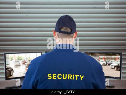 Digital composito della guardia di sicurezza guardando l'immagine delle telecamere di sicurezza di sfondo cieco. Foto Stock