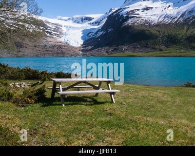 Vista del ghiacciaio Engabreen attraverso Svartisvatnet lago in Saltfjellet-Svartisen Parco Nazionale della contea di Nordland in Norvegia Foto Stock