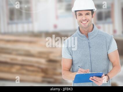 Composito Digitale del lavoratore edile con penna grafico nella parte anteriore del sito in costruzione Foto Stock