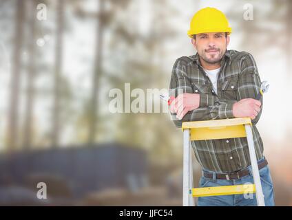 Composito Digitale del lavoratore edile sulla scaletta nella parte anteriore del sito in costruzione Foto Stock