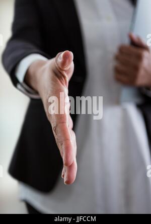 Digital composito di imprenditrice dando la mano per stretta di mano Foto Stock