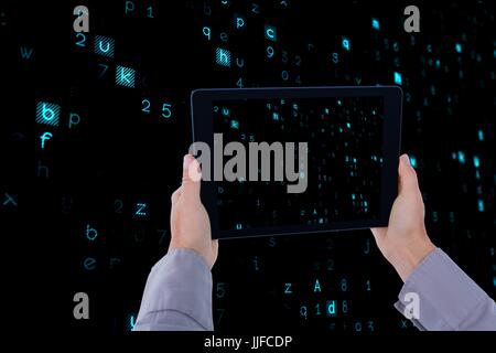 Composito Digitale delle mani di tablet con la matrice Foto Stock