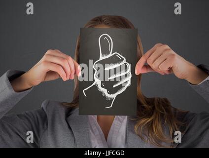 Composito Digitale di Business donna con carta nera sulla faccia che mostra white pollice su doodle contro uno sfondo grigio Foto Stock