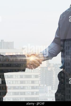 Composito Digitale di uomini di affari di stretta di mano e la città si sovrappongono. flares nel mezzo di handshake Foto Stock