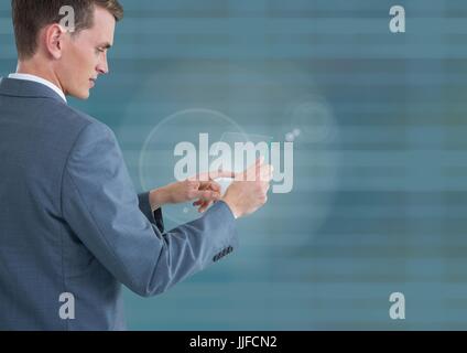 Composito Digitale di imprenditore azienda tablet in vetro blu con sfondo rigato Foto Stock