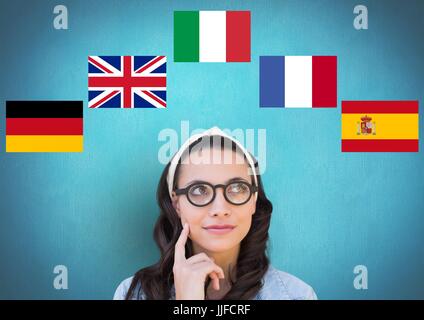 Composito Digitale della lingua principale bandiere circa giovane donna con gli occhiali. Sfondo blu Foto Stock