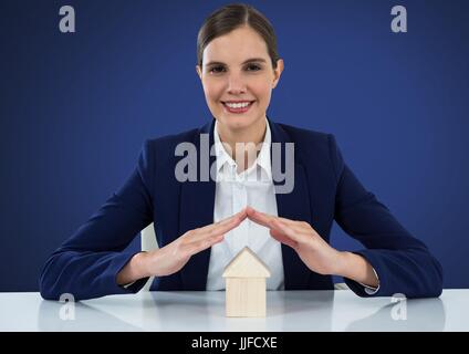 Composito Digitale del modello con le mani la protezione su house Foto Stock