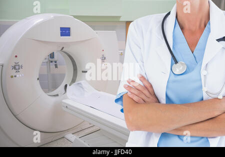 Composito Digitale del medico attraversando la sua mano contro di IRM Foto Stock