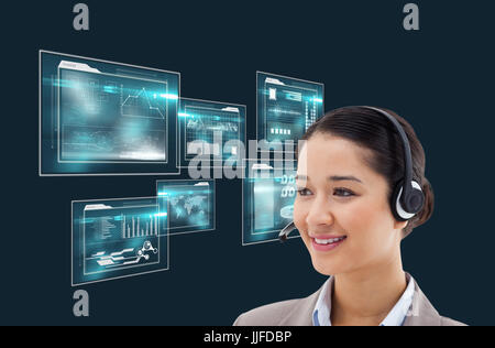 Composito Digitale di Business donna indossa set testa contro sfondo tecnologico Foto Stock