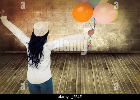 Di palloncini colorati su un banco di legno. Il gioco è lanciare freccette  in palline, intrattenimento nel parco per adulti e bambini Foto stock -  Alamy