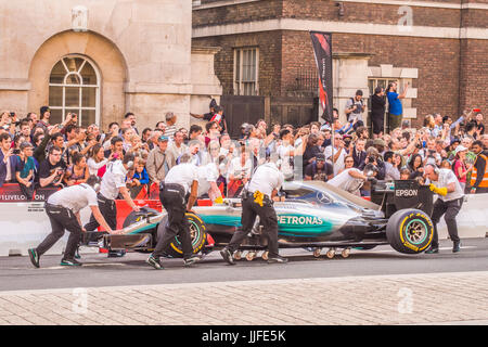 "F1 Live' dell'evento a Londra con vetture essendo condotta lungo Whitehall Foto Stock