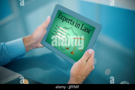 Imprenditore utilizzando il suo tablet contro interfaccia grafica di avvocato modulo di contatto Foto Stock