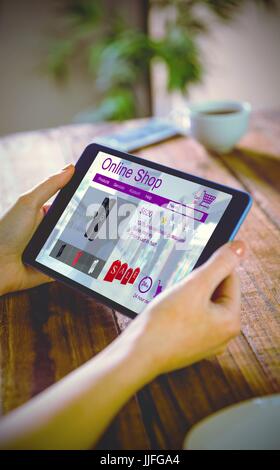 Macchine di lavaggio per la vendita visualizzato sulla pagina web contro la donna utilizzando il suo tablet pc Foto Stock