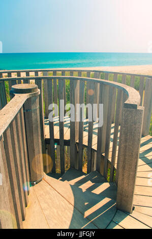 Vista del mare Mediterraneo dal legno torre di osservazione sulla giornata di sole in El Prat di Barcellona, in Catalogna, Spagna Foto Stock