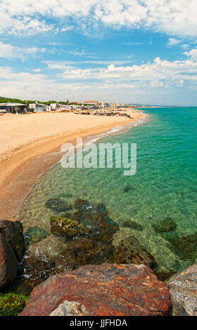 Panorama verticale di campeggio da spiaggia mediterranea con rocce su soleggiate giornate estive di Santa Susanna sulla Costa del Maresme, a Barcellona, Spagna Foto Stock