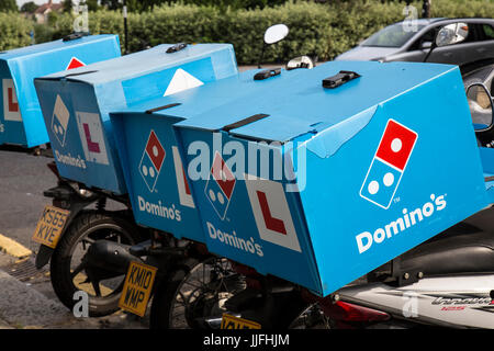 Quattro Domino's Pizza consegna scooters. Foto Stock