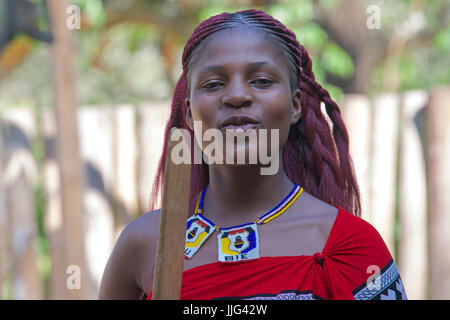 Ritratto Pretty girl tribal cantando mantenga il villaggio culturale dello Swaziland Africa meridionale Foto Stock