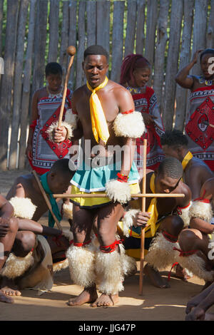 Uomo tribali di eseguire la tradizionale danza mantenga il villaggio culturale dello Swaziland Africa meridionale Foto Stock