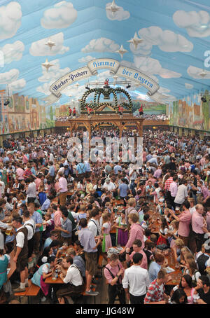 Visitatori sedersi in una birra dieci sotto lo slogan "Il cielo di Baviera' alla Oktoberfest sulla Theresienwiese a Monaco di Baviera, Germania, il 17 settembre 2011. Il 178mo Oktoberfest è attrarre visitatori da tutto il mondo fino al 03 ottobre 2011 nella capitale bavarese. Foto: Andreas Gebert | Utilizzo di tutto il mondo Foto Stock