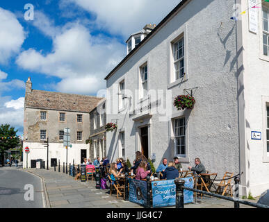 Cafe su Broad Street nel centro della città, Kirkwall, Continentale, Orkney, Scotland, Regno Unito Foto Stock