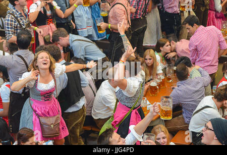 Numerosi visitatori si divertono a una birra tenda del centottantesimo Oktoberfest a Monaco di Baviera, Germania, il 21 settembre 2013. L'Oktoberfest si terrà dal 21 settembre al 06 ottobre 2013. Foto: Frank Leonhardt | Utilizzo di tutto il mondo Foto Stock