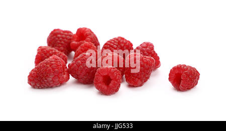 Gruppo di freschi maturi rosso lampone maturo di frutti di bosco isolato su sfondo bianco, vicino fino a basso angolo di visione Foto Stock