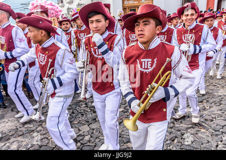 Antigua Guatemala - 15 settembre 2015: tromba giocatori marzo in street parade durante il Guatemala celebrazioni del giorno dell'indipendenza Foto Stock