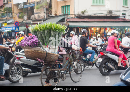 Motobikes sulle strade, Hanoi, Vietnam Foto Stock