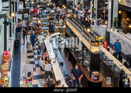 Vista aerea su banco bar e il barista che serve bevande ai clienti nel Santo Mercato alimentare di Ghent / Gent, Fiandre, in Belgio Foto Stock