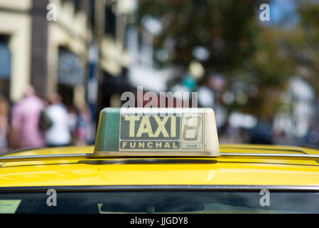 Close up di taxi segno sulla parte superiore della cabina giallo a Funchal, Madeira Foto Stock