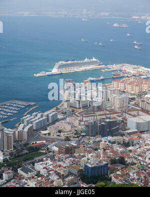 Vista sul porto di Gibilterra dal rock, con la nave da crociera ancorata Foto Stock