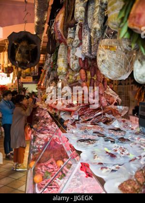 Vista verticale di clienti serviti presso un negozio di salumi. Foto Stock