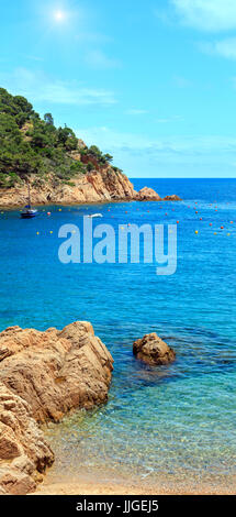 La baia di tamariu estate costa sunshiny vista con barche, costa brava in Catalogna, Spagna. due colpi stitch immagine. Foto Stock