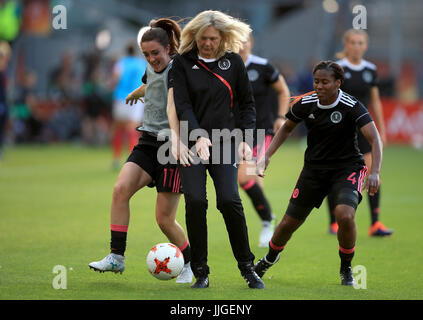 Scozia head coach Anna Signeul si riscalda con i giocatori prima del femminile UEFA Euro 2017, Gruppo D corrispondono a Stadion Galgenwaard di Utrecht. Stampa foto di associazione. Picture Data: mercoledì 19 luglio, 2017. Vedere PA storia calcio Inghilterra le donne. Foto di credito dovrebbe leggere: Mike Egerton/filo PA. Restrizioni: solo uso editoriale, nessun uso commerciale senza la preventiva autorizzazione. Foto Stock