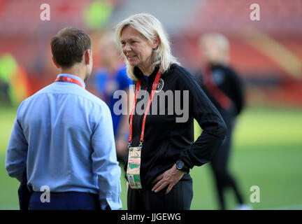 Scozia head coach Anna Signeul prima al femminile UEFA Euro 2017, Gruppo D corrispondono a Stadion Galgenwaard di Utrecht. Foto Stock