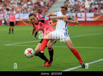 Scozia Chloe Arthur (sinistra) e l'Inghilterra del Ellen White (destra) battaglia per la sfera durante il femminile UEFA Euro 2017, Gruppo D corrispondono a Stadion Galgenwaard di Utrecht. Foto Stock