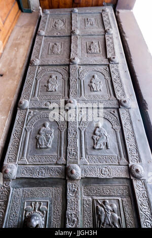 Ingresso principale portale di Barisano da Trani nella Cattedrale di Monreale, il Duomo di Monreale, sicilia, Italia Foto Stock