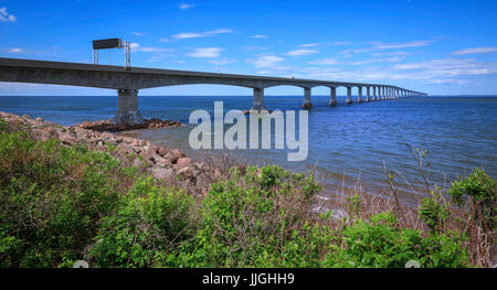 Costa rocciosa del New Brunswick, accanto al ponte di confederazione di Prince Edward Island. Confederazione Bridge è la più lunga del mondo bridge Foto Stock