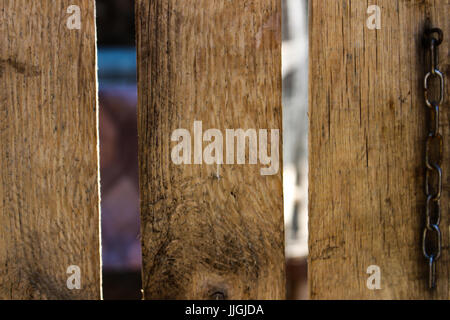 Una recinzione di legno e le catene rural Foto Stock