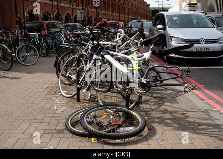 17 Luglio 2017 - poveri parcheggio bici nel centro di Londra, a Kings Cross vicino alla stazione Foto Stock