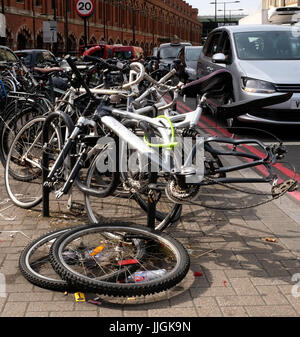 17 Luglio 2017 - poveri parcheggio bici nel centro di Londra, a Kings Cross vicino alla stazione Foto Stock