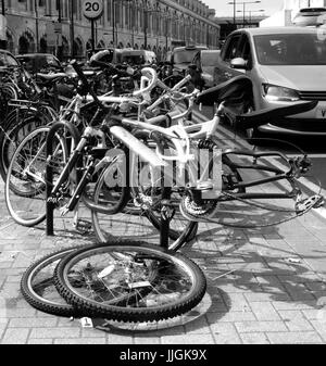 17 Luglio 2017 - poveri parcheggio bici nel centro di Londra, a Kings Cross vicino alla stazione Foto Stock