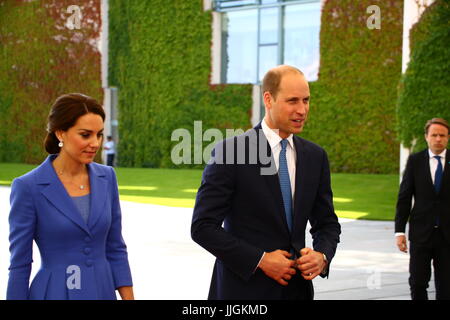 Berlino, Germania. 19 Luglio, 2017. Il cancelliere Angela Merkel ha ricevuto il principe William Duca di Cambridge e Catherine Duchessa di Cambridge in Germania Cancelleria. Credito: Jakob Ratz/Pacific Press/Alamy Live News Foto Stock