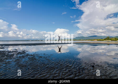 L'Uomo salto sulla spiaggia, Sipitang, Sabah, Malaysia Foto Stock