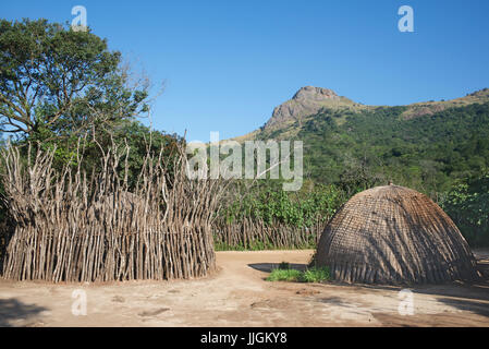 Villaggio Tradizionale con arnia hut Mantenga Swaziland Africa meridionale Foto Stock