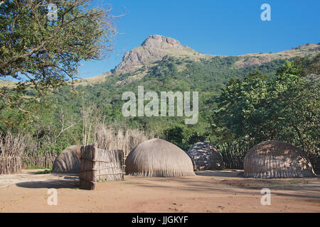 Villaggio Tradizionale con arnia capanne Mantenga Swaziland Africa meridionale Foto Stock