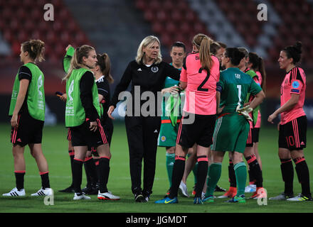 Scozia head coach Anna Signeul (centro) dopo il fischio finale femminile UEFA Euro 2017, Gruppo D corrispondono a Stadion Galgenwaard di Utrecht. Stampa foto di associazione. Picture Data: mercoledì 19 luglio, 2017. Vedere PA storia calcio Inghilterra le donne. Foto di credito dovrebbe leggere: Mike Egerton/filo PA. Restrizioni: solo uso editoriale, nessun uso commerciale senza la preventiva autorizzazione. Foto Stock