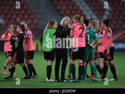 Scozia head coach Anna Signeul (centro) comfort Vaila Barsley (centro destra) dopo il fischio finale femminile UEFA Euro 2017, Gruppo D corrispondono a Stadion Galgenwaard di Utrecht. Stampa foto di associazione. Picture Data: mercoledì 19 luglio, 2017. Vedere PA storia calcio Inghilterra le donne. Foto di credito dovrebbe leggere: Mike Egerton/filo PA. Restrizioni: solo uso editoriale, nessun uso commerciale senza la preventiva autorizzazione. Foto Stock