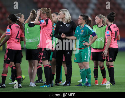 Scozia head coach Anna Signeul (centro) dopo il fischio finale femminile UEFA Euro 2017, Gruppo D corrispondono a Stadion Galgenwaard di Utrecht. Foto Stock